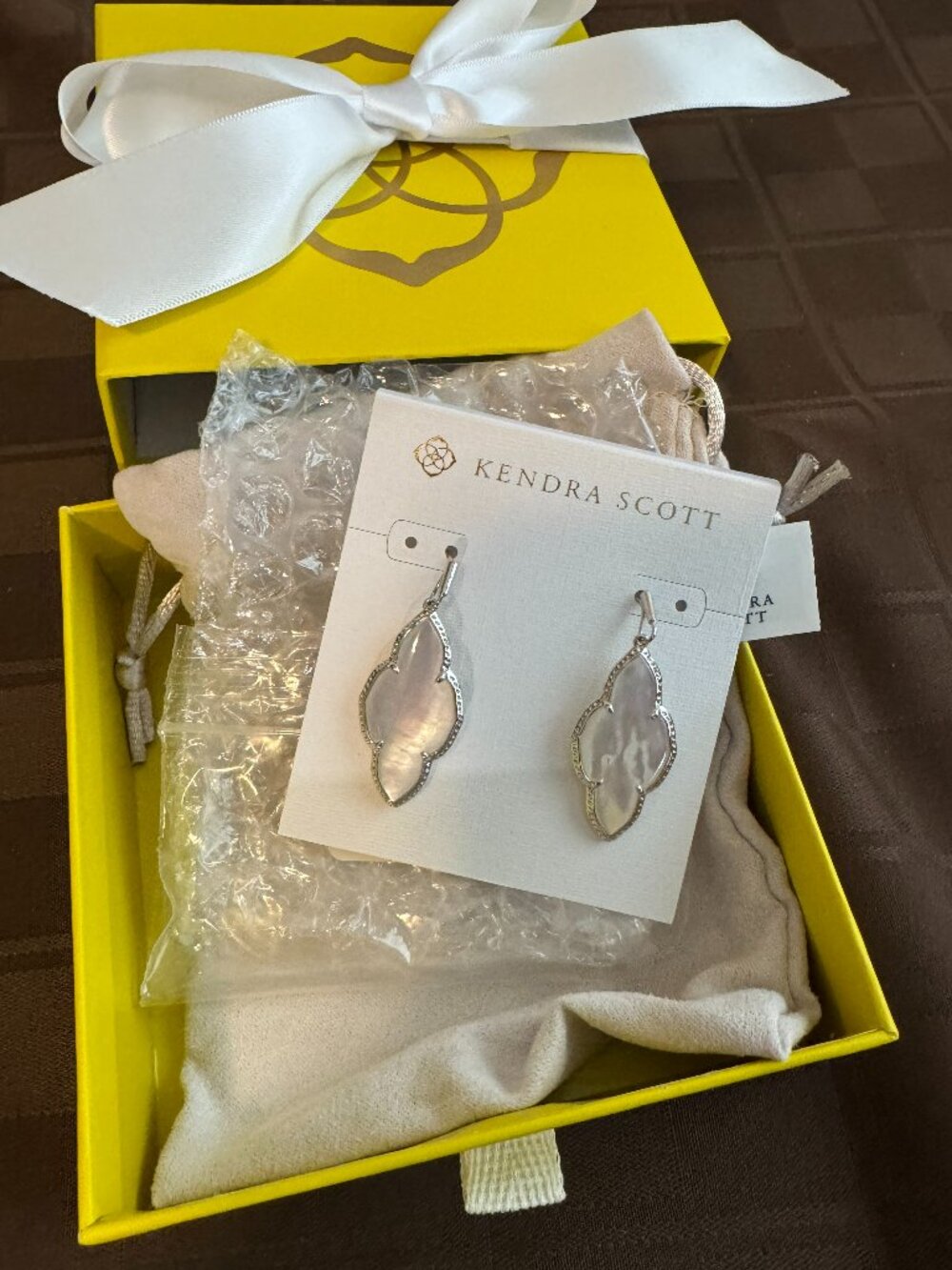 New Kendra Scott Abbie drop earrings Mother of Pearl, Rhodium, New with Tag